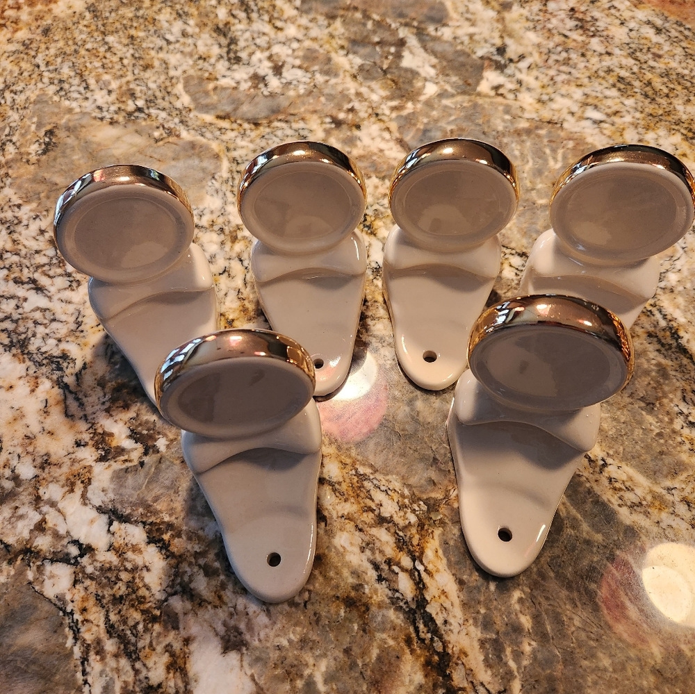 Ceramic knickknacks wall hangers
